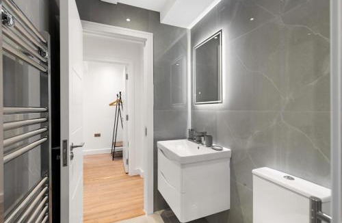 Clock House Apartment | Bright 2BR Flat Close to Shops in Beckenham