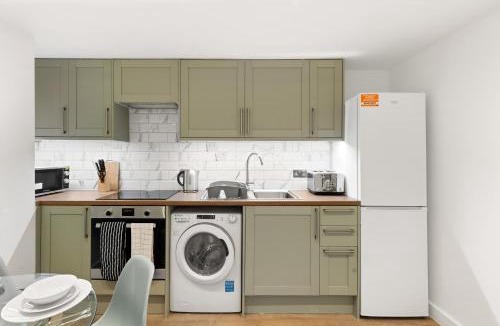 Clock House Apartment | Bright 2BR Flat Close to Shops in Beckenham