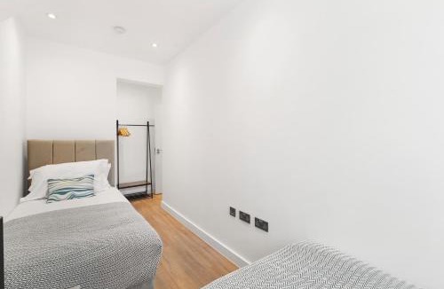 Clock House Apartment | Bright 2BR Flat Close to Shops in Beckenham