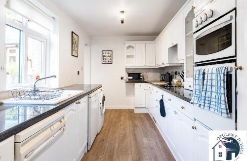 Reading Apartment | Bright 4-Bed Detached Property - Work & Team Ready - Reading Central
