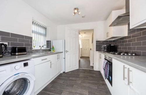 Huyton Apartment | Bright and Modern 2 Bed Home w Garden in Liverpool