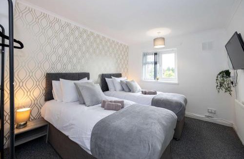 Huyton Apartment | Bright and Modern 2 Bed Home w Garden in Liverpool