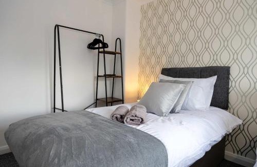 Huyton Apartment | Bright and Modern 2 Bed Home w Garden in Liverpool