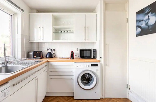 Eton Apartment | Bright and Spacious Apartment-Unbeatable Location! - Pass the Keys
