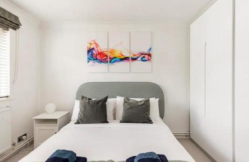 Eton Apartment | Bright and Spacious Apartment-Unbeatable Location! - Pass the Keys