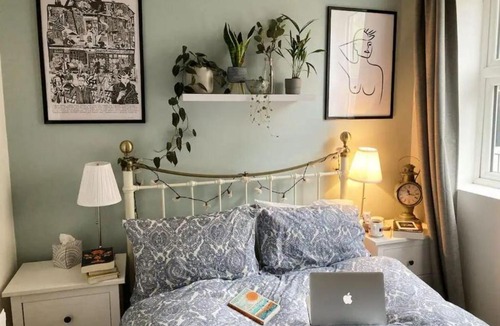 Saint Paul's Apartment | Bright, book-filled flat in artsy Stokes Croft