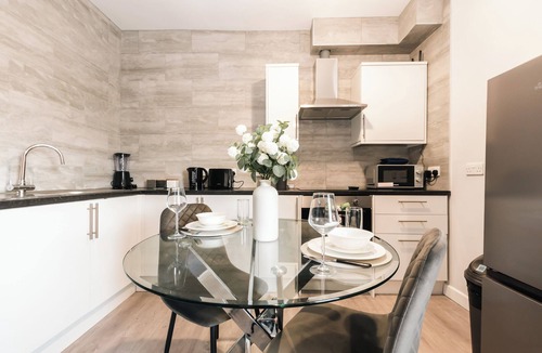Southampton Apartment | Bright & Central 2BR Flat