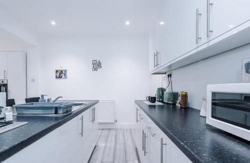 Northwich House | Bright & Charming Home in Hartford Sleeps 8