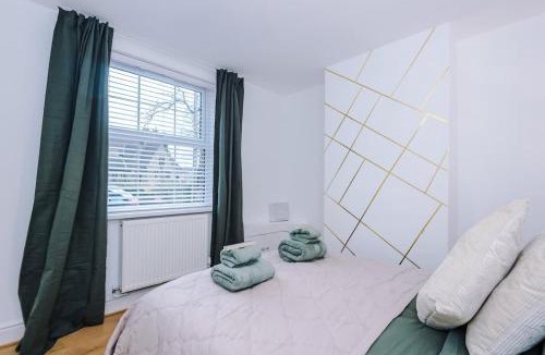 Northwich House | Bright & Charming Home in Hartford Sleeps 8