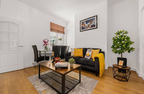 Reddish House | Bright & Cosy 3-bed Reddish Home near Manchester | Easy access to motorway