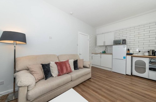 Caversham Apartment | Bright Cosy Studio Prime Location Central Caversham - Pass the Keys