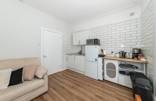 Caversham Apartment | Bright Cosy Studio Prime Location Central Caversham - Pass the Keys