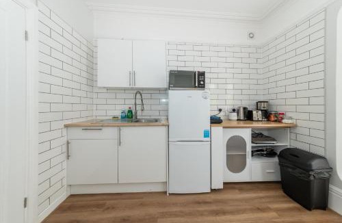 Caversham Apartment | Bright Cosy Studio Prime Location Central Caversham - Pass the Keys