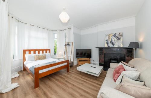 Caversham Apartment | Bright Cosy Studio Prime Location Central Caversham - Pass the Keys