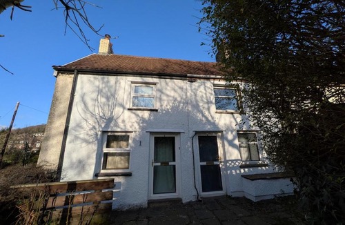 Abercarn House | Bright cottage, sleeps 4, near trails, own parking