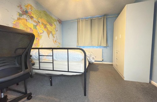 Wellingborough House | Bright Double Size Room in Wellingborough
