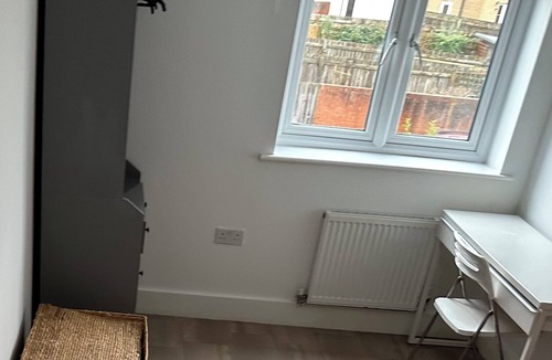 Clyst St Mary House | Bright Modern Entire Open-Plan Home –with off street Parking Included