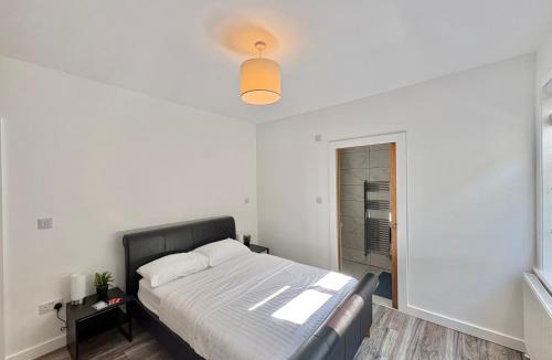 Braintree House | Bright Modern Home with Garden with Free Parking