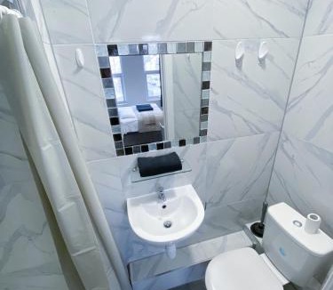 Seven Sisters Apartment | Bright & Modern Studio Flat - 10 min walk to tube