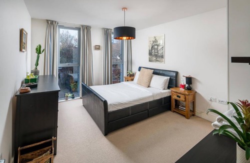 Battersea Apartment | Bright Spacious 2 bed 2bath sleeps 6 near Chelsea