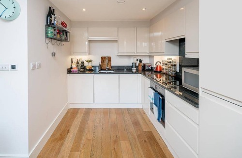 Battersea Apartment | Bright Spacious 2 bed 2bath sleeps 6 near Chelsea