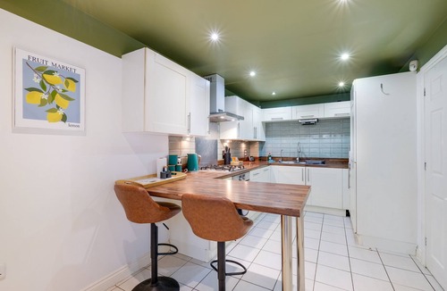 Slough House | Bright & Spacious 3-Bed, 2-Bath Home in Graylands Close