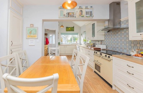 Brundall House | Bright & spacious 4-bedroom bungalow with garden