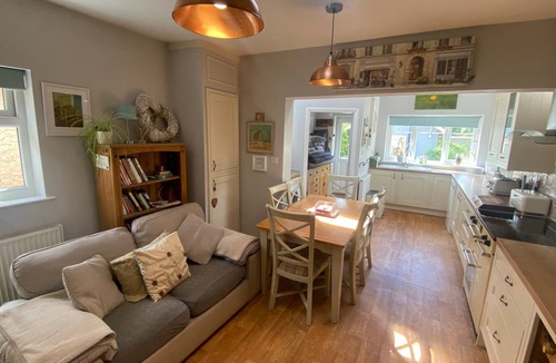 Brundall House | Bright & spacious 4-bedroom bungalow with garden