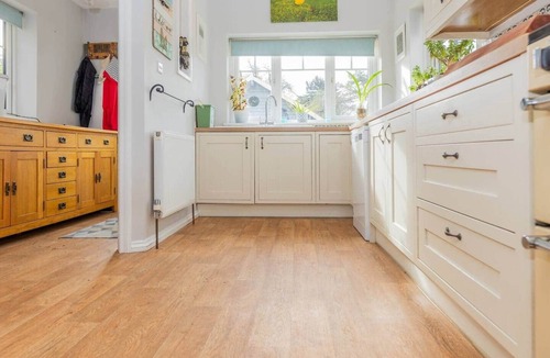 Brundall House | Bright & spacious 4-bedroom bungalow with garden