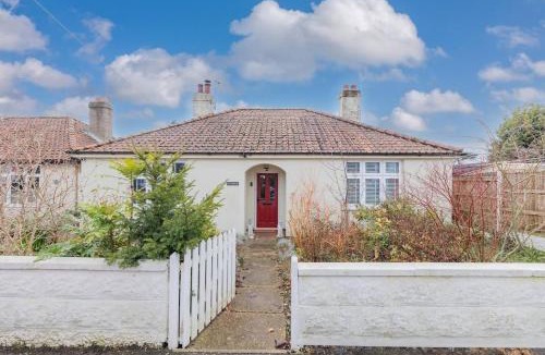 Brundall House | Bright & spacious 4-bedroom bungalow with garden