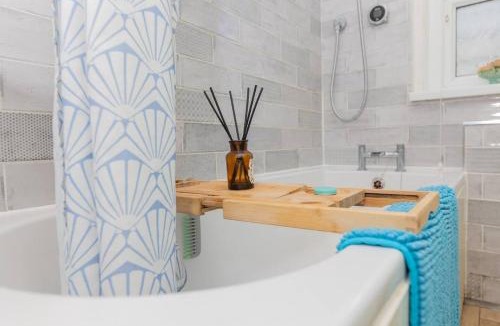 Brundall House | Bright & spacious 4-bedroom bungalow with garden