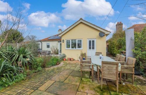 Brundall House | Bright & spacious 4-bedroom bungalow with garden