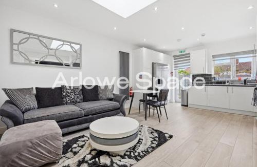 Alibon House | Bright & Spacious 4BR Home in Dagenham, Sleeps 5