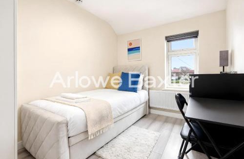 Alibon House | Bright & Spacious 4BR Home in Dagenham, Sleeps 5