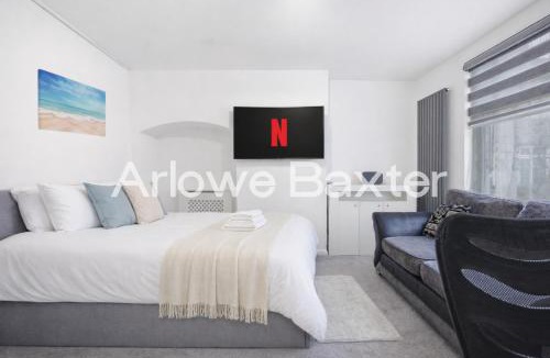 Alibon House | Bright & Spacious 4BR Home in Dagenham, Sleeps 5