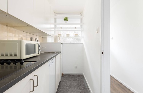 Churchill Apartment | Bright Spacious Studio - Pimlico, London