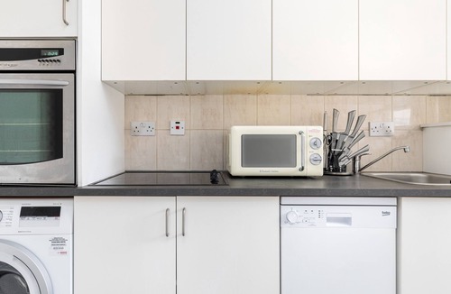 Churchill Apartment | Bright Spacious Studio - Pimlico, London