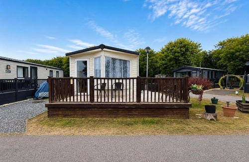 Corton House | Brilliant Caravan With A Partial Sea View In Suffolk Ref 32026Az