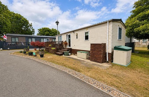 Corton House | Brilliant Caravan With A Partial Sea View In Suffolk Ref 32026Az