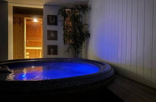 Herne Bay Villa | Broadway Pool House with Sauna & Jacuzzi