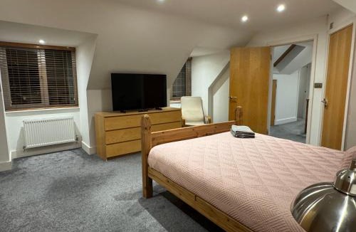 Herne Bay Villa | Broadway Pool House with Sauna & Jacuzzi