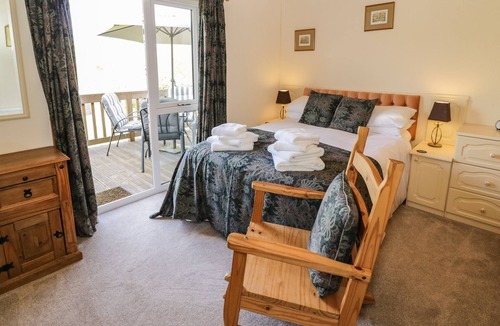Defford Cottage | BROOKSIDE LODGE, with a garden in Defford