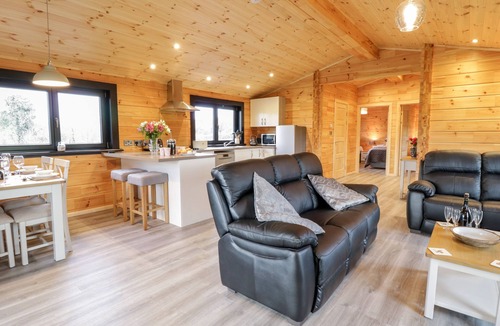 Machynlleth Cottage | BRYN EIDDON LOG CABIN, pet friendly, with hot tub in Machynlleth