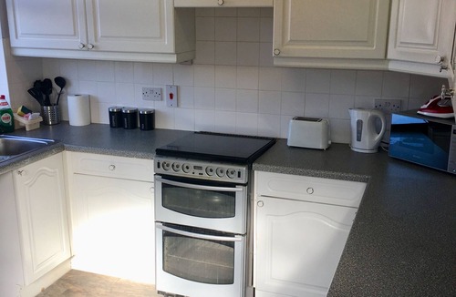 Clowne House | BUDGET ACCOMMODATION MINS FROM JUNCTION 30M1 FREE PARKING. Chesterfield
