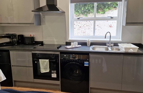 Norwich Apartment | Budget studio apartment ensuite shower & parking