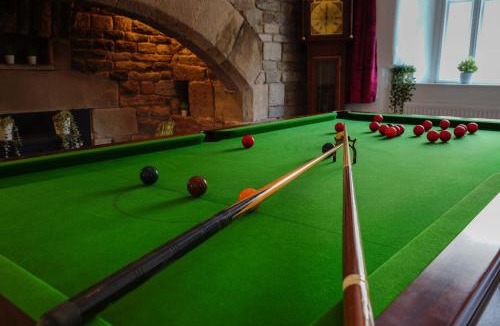 Chapel en le Frith House | Bulls Head Historic Home With Garden And Hot Tub