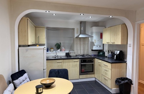 Chorlton-on-Medlock House | Bungalow Sleeps 4 With Free Parking and Garden