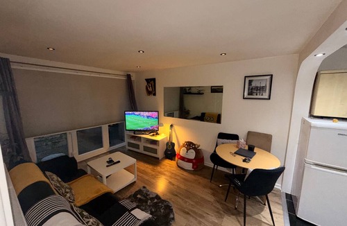 Chorlton-on-Medlock House | Bungalow Sleeps 4 With Free Parking and Garden