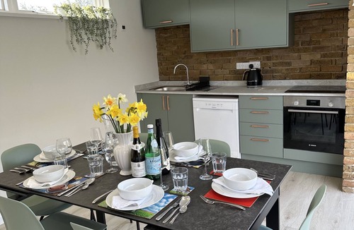 Coulsdon House | Bungalow with Heated Outdoor Swimming Pool