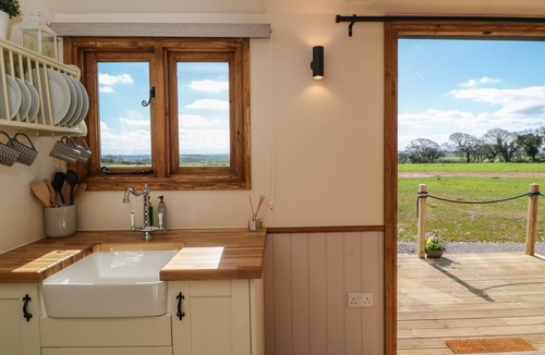Crediton Cottage | BUZZARDS, romantic, character holiday cottage in Morchard Bishop
